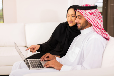 Couple arabe à la maison Couple arabe à la maison